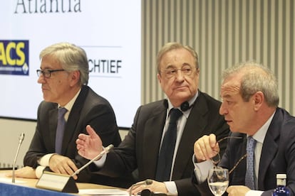 El presidente de ACS, Florentino Pérez, entre los consejeros delegados de Atlantia y Hochtief, Giovanni Castellucci y Marcelino Fernández Verdes.