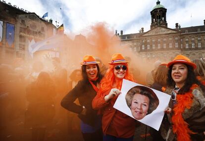 Una multitud celebra la investidura del rey Guillermo de Holanda en la plaza Dam en Ámsterdam (Holanda).