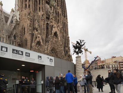 Un grupo de turistas en el templo de la Sagrada Familia de Barcelona