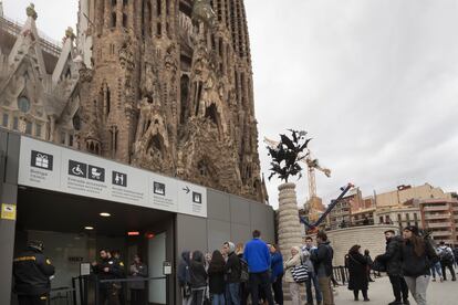 Un grupo de turistas en el templo de la Sagrada Familia de Barcelona