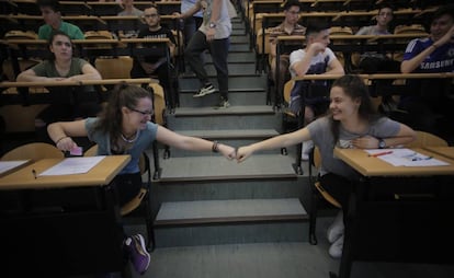 Dos alumnas se desean suerte antes de empezar la Selectividad en la Complutense.