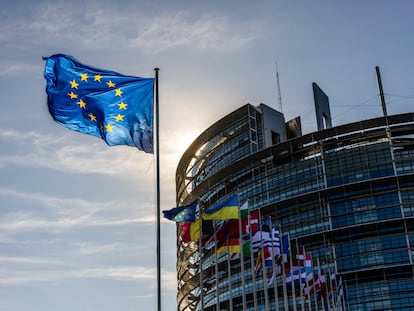 Las banderas de la UE, sus Estados miembros y Ucrania ondeaban el día 5 ante la sede del Parlamento Europeo en Estrasburgo.