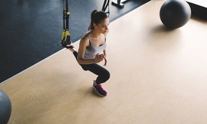 Requer o uso do peso para criar resistência contra a gravidade. Pode ser o próprio corpo, pesos com ou sem alça, tiras elásticas... Para Ángel Merchán, trata-se de um exercício “fundamental em qualquer tipo de treinamento. Melhora a força muscular, previne lesões, ativa o metabolismo. Todo mundo pode e deve fazê-lo, obviamente de forma adaptada caso a caso: na terceira idade, ele ajuda no combate a vários problemas comuns, como dores nas costas e nos joelhos, osteoporose e sobrepeso”. Marta Rosado concorda. “É essencial para manter o peso que se perdeu. Protege ossos e músculos, melhora a mecânica do corpo e nos torna mais conscientes de cada movimento. Aumenta os níveis de energia e melhora o estado de ânimo”.