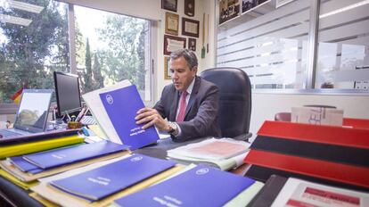 El abogado Fernando Osuna, revisa en su despacho carpetas con casos de demandas de paternidad.