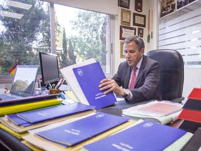 El abogado Fernando Osuna, revisa en su despacho carpetas con casos de demandas de paternidad.