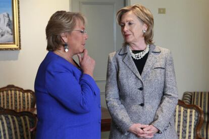 La presidenta de Chile, Michelle Bachelet (izquierda), recibe a la secretaria de Estado de EE UU, Hillary Clinton