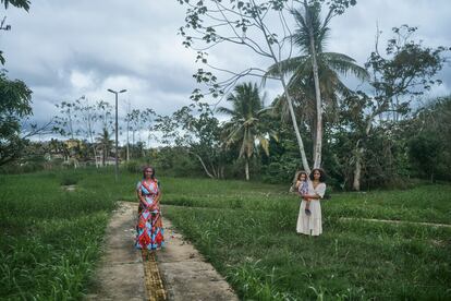 Daniela Silva y su madre, Ina María Soares, posan para un retrato sobre el lugar donde se erguía su casa, antes de ser expulsadas de su tierra por la construcción de la hidroeléctrica Belo Monte. Altamira, Pará.