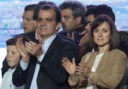 El candidato Óscar Iván Zuluaga, acompañado por su esposa, tras reconocer su derrota en las presidenciales colombianas celebradas este domingo.