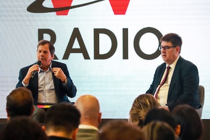 Roberto Pombo y Ricardo de Querol, durante el foro El impacto de la desinformación en la era digital, en Bogotá, el 6 de junio de 2023.