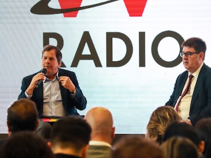 Roberto Pombo y Ricardo de Querol, durante el foro El impacto de la desinformación en la era digital, en Bogotá, el 6 de junio de 2023.