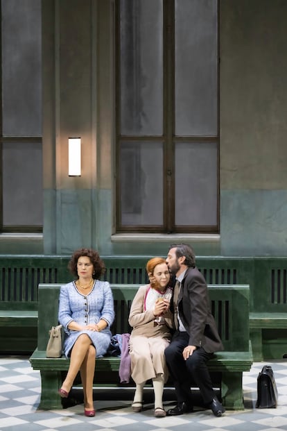 Louise (Elsa Dreisig) entre seus pais (Nicolas Courjal e Sophie Koch), na segunda cena do primeiro ato da ópera de Gustave Charpentier.