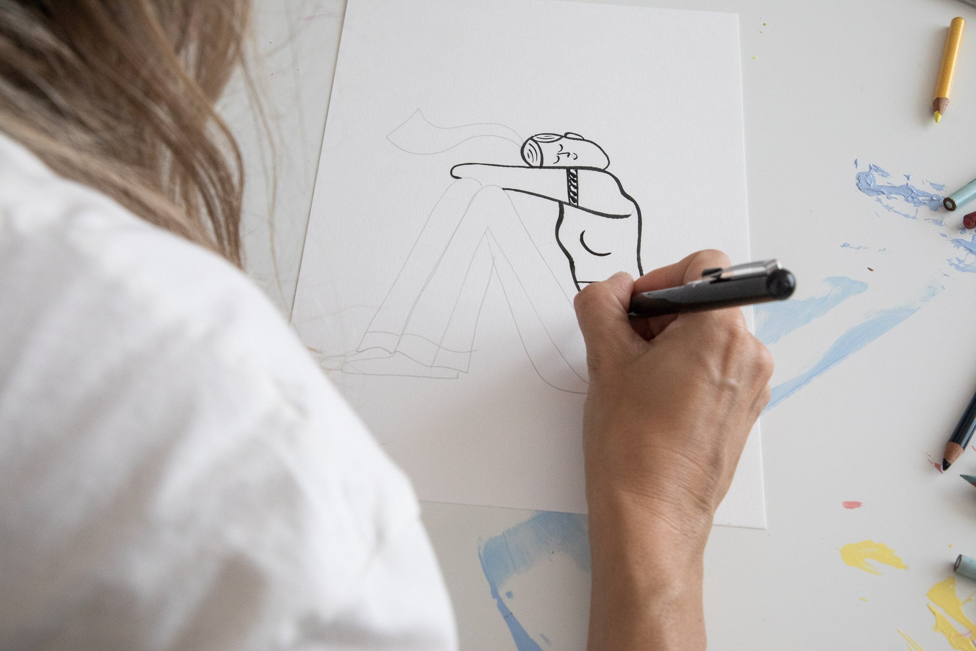 Verónica Grech repasando una de sus ilustraciones.