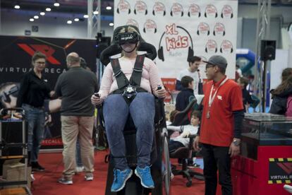 Una joven probando un juego de realidad virtual en Juvenalia