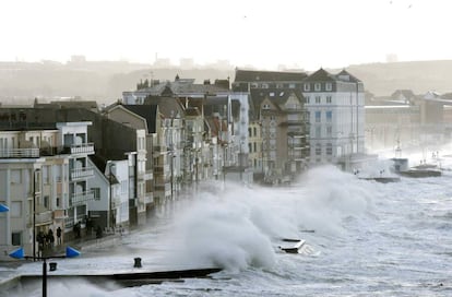 El fuerte oleaje provocado por Eleanor golpea la costa de Wimereux, en el norte de Francia