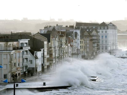 El fuerte oleaje provocado por Eleanor golpea la costa de Wimereux, en el norte de Francia  