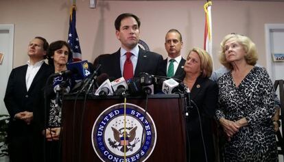 En el centro de la imagen, el senador Marcos Rubio junto a otros legisladores por Florida y activistas anticastristas.