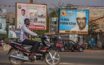 Un moto cruza por delante de un cartel de los dos candidatos al segundo turno de las elecciones presidenciales de Níger, celebradas el 20 de marzo y validadas el 30 del mismo mes por el Tribunal Constitucional de Níger. Estas arrojaron una victoria del presidente saliente, Issoufou Mahamadou, por un 92,94% de los votos. En los carteles de la imagen se ven los rostros de Issoufou, a la izquierda, y de Hama Amadou, antiguo aliado y ex presidente de la Asamblea, posteriormente fugitivo en Francia y más tarde encarcelado por un polémico asunto de tráfico de bebés.