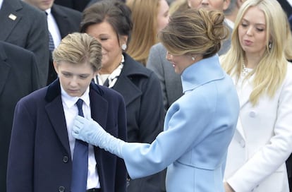 Barron, con su madre, durante la toma de posesión de Donald Trump.