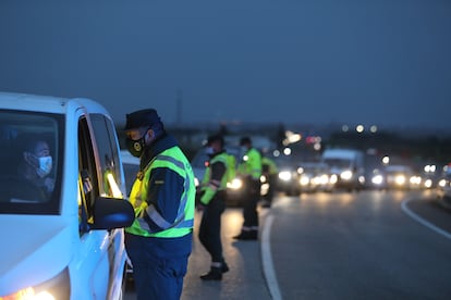 Control de la Guardia Civil en la A-4 en el límite entre Madrid y Castilla-La Mancha, el pasado día 7.