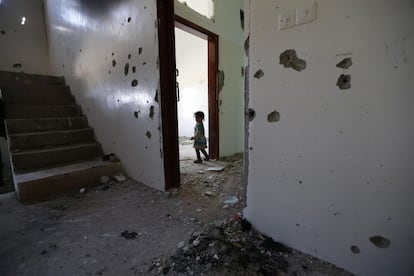 Una niña en una casa cerca de un escondite de militantes de Al Qaeda, tras una redada policial en la región de Arhab, al norte de Sanaá, capital de Yemen.