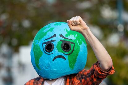 Un manifestante en Cardiff, Gales, el 6 de noviembre de 2021.
