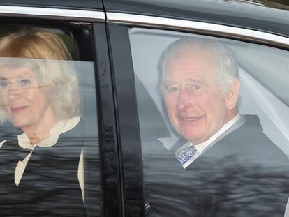 Carlos III y la reina consorte Camilla, este martes en Londres, un día después del anuncio del diagnóstico de cáncer