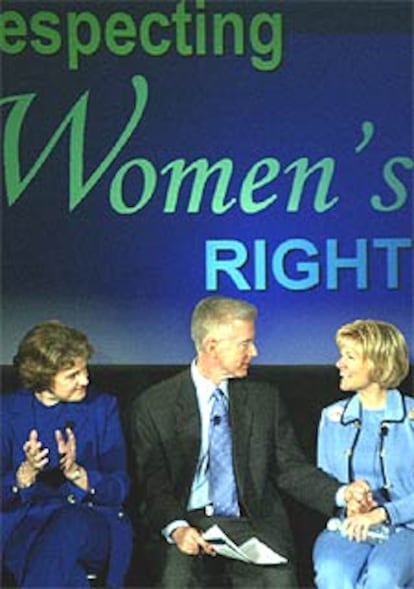 El gobernador Gray Davis, en un acto por los derechos de las mujeres.