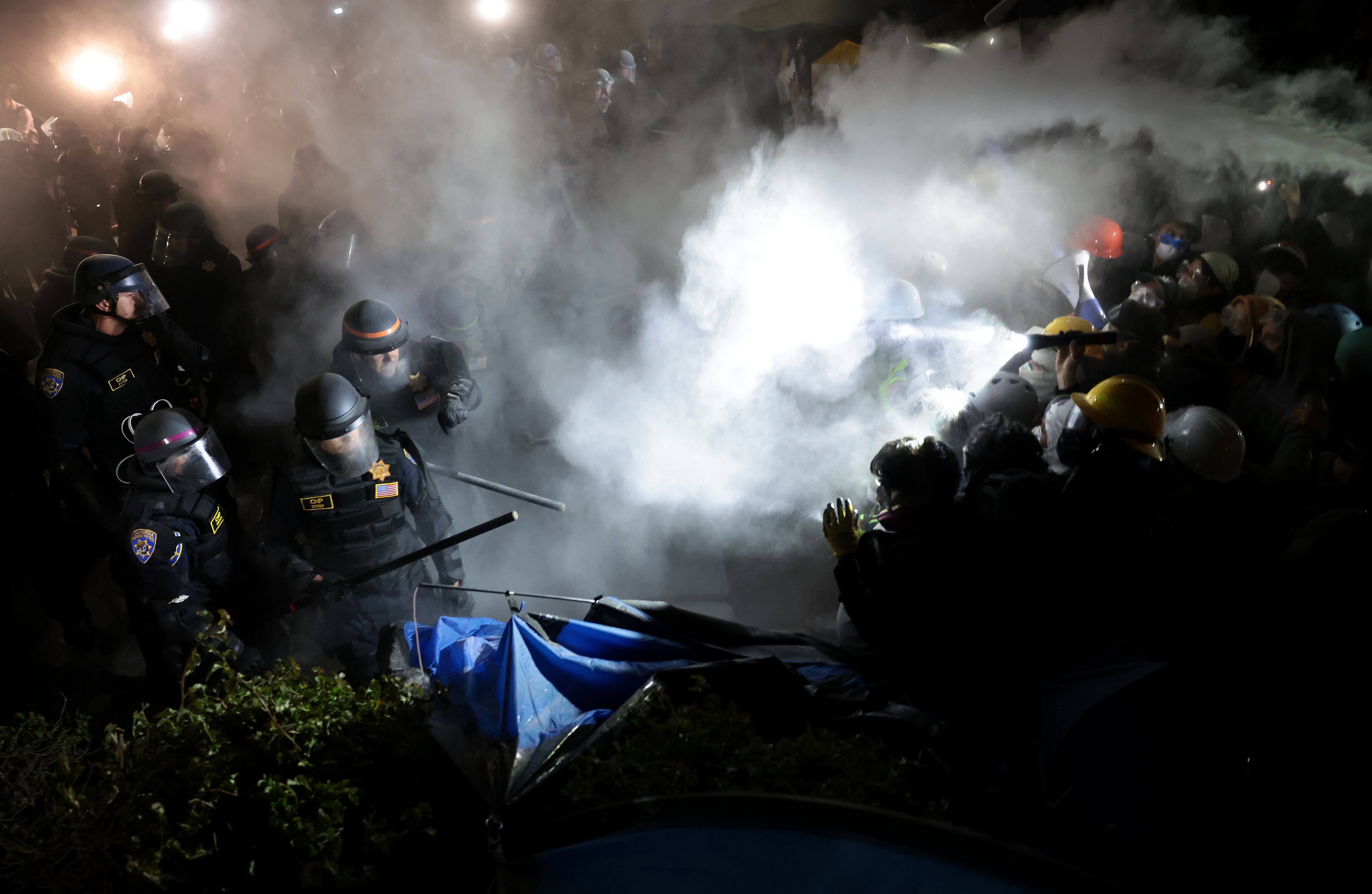 La policía se dispone a cargar contra los manifestantes propalestinos en el campus de UCLA. 