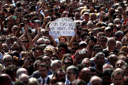 Una mujer sujeta una pancarta durante el minuto de silencio en la Plaza de Cataluña el 18 de agosto de 2017 en honor a las víctimas del atentado de Las Ramblas en Barcelona.