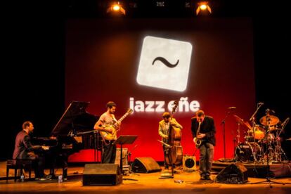 La Fundación SGAE, en colaboración con el Ayuntamiento de San Sebastián, Donostia Kultura y el Festival de Jazz de San Sebastián, ha puesto en marcha la séptima edición de ­JazzEñe, muestra de jazz español que se celebrará del 22 al 25 de julio en San Sebastián.
Los grupos que deseen participar en el festival podrán inscribirse hasta el 8 de marzo. Los músicos seleccionados ofrecerán conciertos en formato showcase al público asistente, del que también formarán parte directores y programadores de festivales de todo el mundo interesados en conocer la realidad del jazz español. Además, se organizarán encuentros entre estos directores con los mánager de los grupos que participen. El objetivo es intercambiar conocimientos, generar ideas e incluso cerrar posibles acuerdos de colaboración.