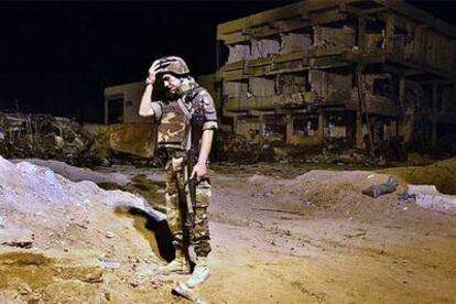Un soldado italiano, en la base de Nasiriya (Irak), horas después de que el suicida Belgacem Bellil asesinara a 28 personas.