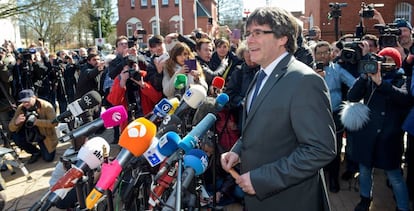 Carles Puigdemont després de sortir aquest divendres de la presó de Neumünster, a Alemanya.