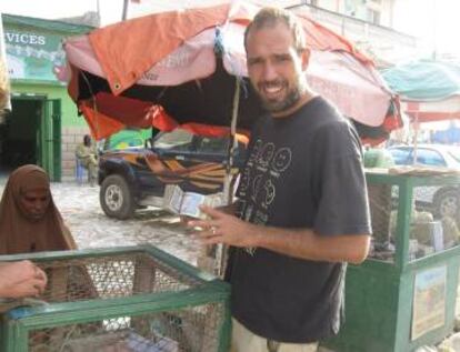 El escritor Guilherme Canever cambiando dinero en Somalilandia.
