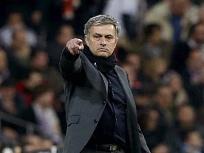 Mourinho da instrucciones durante el partido.