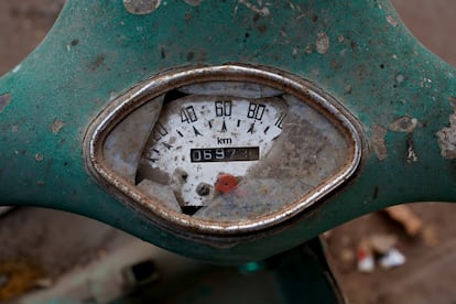 Um medidor de velocidade quebrado de uma scooter vespa abandonada, em Karachi (Paquistão).