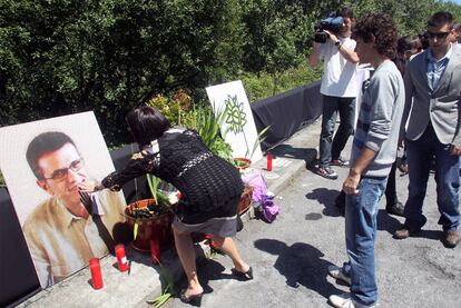 La viuda y los hijos de Eduardo Puelles, en la ofrenda floral celebrada ayer en Arrigorriaga.