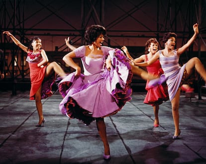 Rita Moreno (en el centro de la imagen) en ‘West Side Story’.