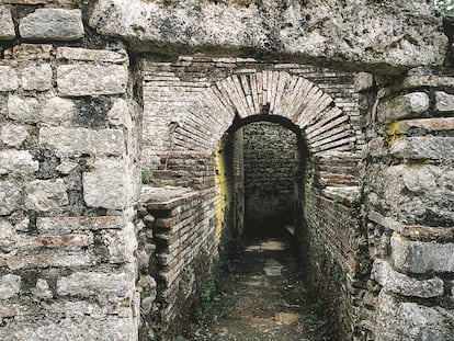 Un arco de medio punto en las ruinas romanas de la Villa de Horacio en Licenza, en la región italiana del Lacio.