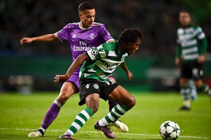 Lucas Vázquez disputa el balón con Gelson Martins.