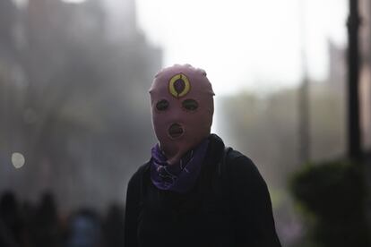 Una mujer enmascarada durante manifestación de este domingo que ha sido una de las más concurridas en los últimos años en México.