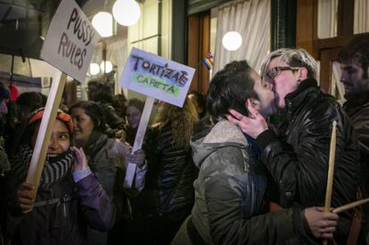 Una pareja de lesbianas se besa frente al caf&eacute; La Biela, en Buenos Aires.