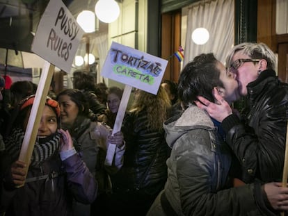 Una pareja de lesbianas se besa frente al caf&eacute; La Biela, en Buenos Aires.