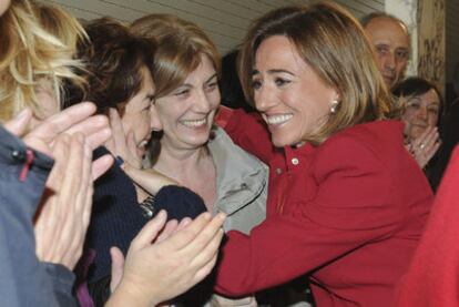 Carme Chacón, ayer en un acto en León junto a militantes socialistas.