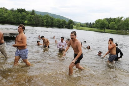 Durante la fiesta, todos los graduados terminaron en el lago. Algunos iban preparados con bañadores, otros optaron por la ropa interior, y Pipe (en el centro de la imagen) optó por bañarse en ropa.