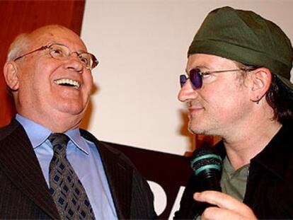 Mijaíl Gorbachov y el líder del grupo musical U2, Bono