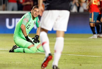 El portero croata Lovre Kalinic tras encajar el quinto gol español durante el encuentro que disputan ambas selecciones correspondiente a la Liga de las Naciones que se juega en el estadio Martinez Valero de Elche.