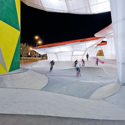 La Factoría Joven de Mérida es un edificio ligero de policarbonato, diseñado por los arquitectos José Selgas y Lucía Cano, que con un presupuesto reducido trata de adaptarse a  los gustos de las nuevas generaciones en un entorno verde.