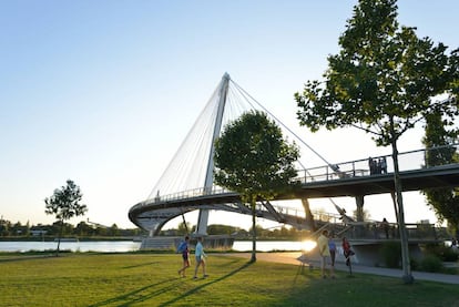 La pasarela diseñada por Marc Mimram sobre el río Rin, que conecta las ciudades de Estrasburgo (Francia) y Kehl (Alemania).
