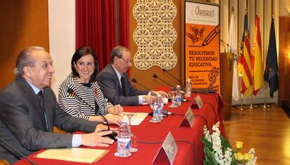 La consejera Català con Victor Villagrasa y José M. Boquet (derecha) de la Federación de Centros de Enseñanza.