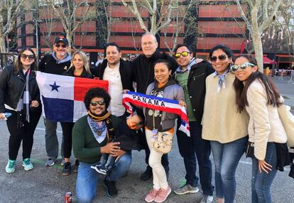 Lineth Rodriguez, en el centro con una bufanda de Panamá y otros integrantes de la peña valencianista de ese país, en los aledaños del Mestalla.